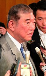 総務会後、記者団の取材に応じる石破氏＝２０日、東京・永田町の自民党本部