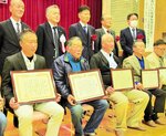 「香美町おいしいお米コンテスト」で最優秀の町長賞に輝いた田中さん（前列左から２人目）ら＝２５日、香美町村岡区の村岡体育館