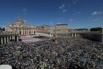 　２６日、ローマ教皇フランシスコの葬儀に参列した人々＝バチカンのサンピエトロ広場（ロイター＝共同）