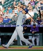 　ロッキーズ戦の１回、三邪飛に倒れるドジャース・大谷＝デンバー（共同）
