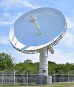 　福井工業大あわらキャンパスに完成した、月を周回する軌道に到達する探査機とも通信できるパラボラアンテナ＝１日午後、福井県あわら市