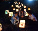 舟谷川沿いに並べられた無数の灯籠