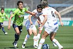 前半、果敢にゴールに迫るFW大久保（左）＝Axisバードスタジアム