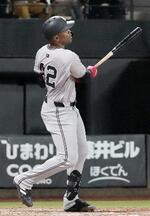 　８回巨人２死、ヘルナンデスが左越えに本塁打を放つ＝エスコンフィールド