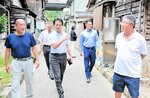 ２３軒が床上・下浸水した間室地区を視察する片山氏（中央）ら＝４日、香美町香住区