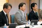 　サイバーセキュリティ戦略本部の会合で発言する林官房長官（中央）＝２９日午前、首相官邸