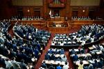 　日本学術会議を現行の「国の特別機関」から特殊法人に移行させる法案が可決した衆院本会議＝１３日午後