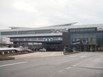 ＪＲ敦賀駅。右は在来線の駅舎の入り口で、背後にあるのが新幹線駅。整備新幹線の中では最も高い地上高を誇る＝２月１日、ＪＲ敦賀駅