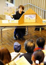 鳥取城にまつわる歴史物語を披露するＮｏｒｉｎさん＝１８日、鳥取市東町２丁目の県立博物館