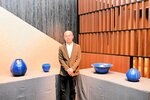 「瑠璃釉壺（つぼ）」などの作品と並んで立つ森さん