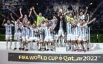　２０２２年Ｗ杯で３度目の優勝を決め、大喜びのアルゼンチンイレブン＝ルサイル（共同）