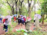 立見峠付近で説明を聞く参加者