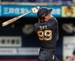 　８回オリックス無死一、三塁、杉本が同点の左犠飛を放つ＝京セラドーム