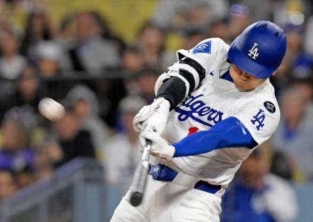　ロッキーズ戦の３回、中前に本塁打を放つドジャース・大谷＝ロサンゼルス（共同）