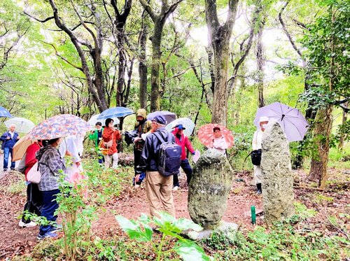 立見峠付近で説明を聞く参加者