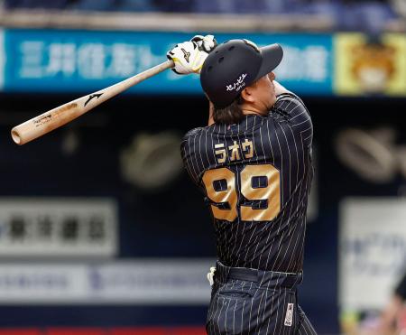 　８回オリックス無死一、三塁、杉本が同点の左犠飛を放つ＝京セラドーム