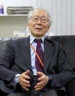 　取材に応じる東京女子大の広瀬弘忠名誉教授＝３月、東京都渋谷区