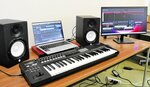 プロが使用する「ＤＡＷ」のアプリが入ったパソコンやキーボードなどが備わったラボ＝２日、倉吉市住吉町の市文化活動センター