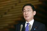 　政治資金規正法改正の再修正案に関し、記者団の取材に応じた岸田首相＝５月３１日夜、首相官邸