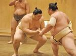 　ぶつかり稽古を行う大の里（左）＝茨城県阿見町の二所ノ関部屋
