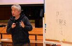 漢字の意味をひもときながら命の尊さを児童に伝える高森さん＝４日、東京都杉並区の天沼小