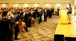 新年への飛躍を誓い乾杯する出席者