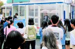 専用機器で豪雨を体験する参加者（三朝町提供）