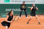 　女子ダブルス１回戦でプレーする穂積絵莉（右）、ウリケ・アイケリ組＝パリ（共同）