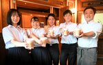 共同で開発した「氷ノ山夏いちごスムージー」。生徒がデザインしたパッケージシールも付けて販売する＝２７日、若桜町若桜の若桜駅