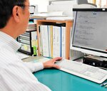インターネット上に差別的な書き込みがないかをモニタリングする町職員＝７日、新温泉町浜坂の文化会館