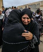 　イスラエル軍の攻撃による犠牲者の死を悼む親族ら＝１８日、ガザ南部ハンユニス（ゲッティ＝共同）