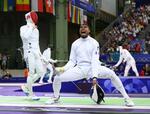 　男子エペ個人３回戦でフランス選手（右）に敗れた見延和靖＝パリ（共同）