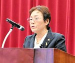 今後の活動への決意を述べる山根会長