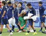 　スペインに敗れ、準々決勝で敗退が決まり、ピッチに座り込むＧＫ小久保（中央）＝リヨン（共同）