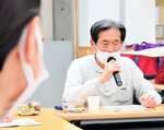 認知症家族の集いで発言する荒川勉さん＝１４日、米子市立図書館