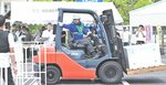 確認しながら、フォークリフトを運転する角さん＝２７日、鳥取市丸山町の県トラック協会