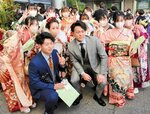 プロ野球巨人の岡本選手（左手前から２人目）、ロッテの山本選手（中央）と記念撮影する新成人ら＝３日、米子コンベンションセンター