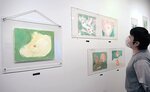 やわらかな色彩のパステル画が並ぶ会場