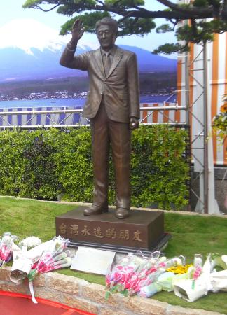 　台湾に建てられた安倍晋三元首相の銅像＝２０２２年９月、高雄市・紅毛港保安堂（中央通信社＝共同）