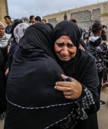 　イスラエル軍の攻撃による犠牲者の死を悼む親族ら＝１８日、ガザ南部ハンユニス（ゲッティ＝共同）