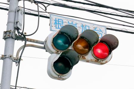 　老朽化する信号機＝３月、横浜市