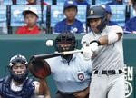 　青森山田―滋賀学園　７回裏青森山田２死三塁、吉川が先制の左前打を放つ。捕手杉本＝甲子園