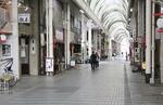 閑散とする平日昼間の甲府市中心部の繁華街＝２０２４年５月
