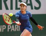 　女子シングルス予選３回戦でプレーする日比野菜緒＝パリ（共同）