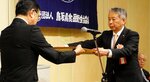 表彰状を受け取る出席者（右）