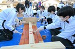 間伐材を使ったベンチを製作する生徒ら
