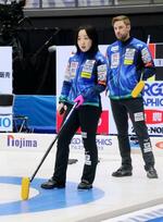 　カーリングの日本選手権開幕を前に練習するロコ・ソラーレの藤沢（左）＝横浜ＢＵＮＴＡＩ