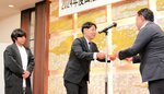 表彰を受ける山陰広告賞２０２４の受賞者