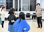 合唱団員らに発声の指導を行う山本さん（右）