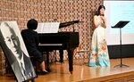 「大黒さま」などの田村が作曲した歌を披露する松田さん（右）ら＝２４日、鳥取市西町３丁目のわらべ館